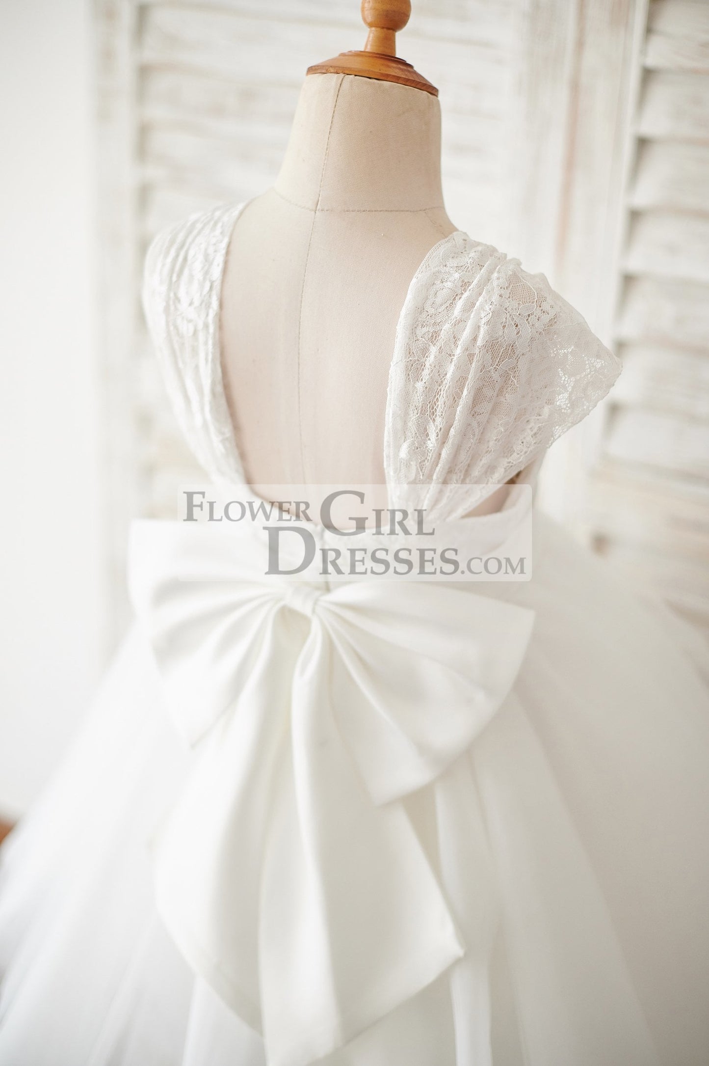 Cap Sleeves Ivory Lace Tulle Wedding Flower Girl Dress with Big Bow