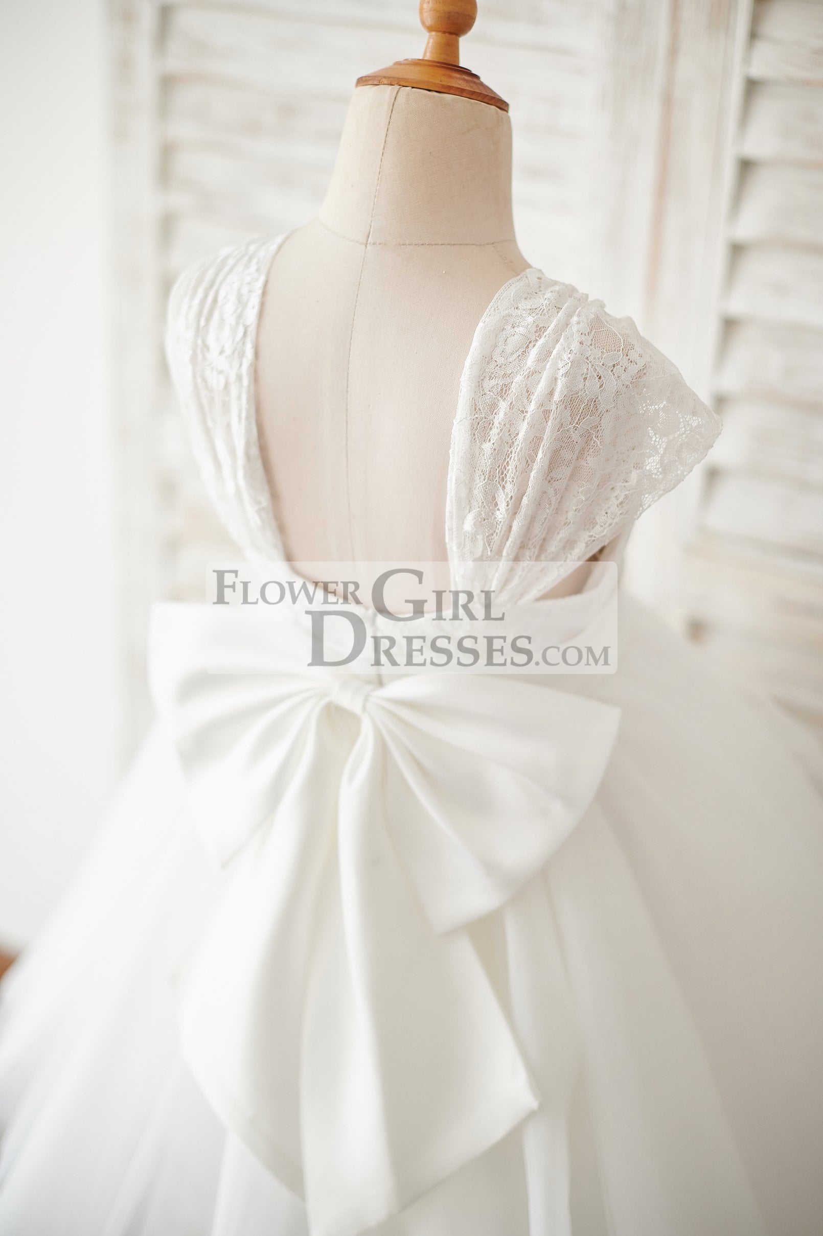 Cap Sleeves Ivory Lace Tulle Wedding Flower Girl Dress with Big Bow