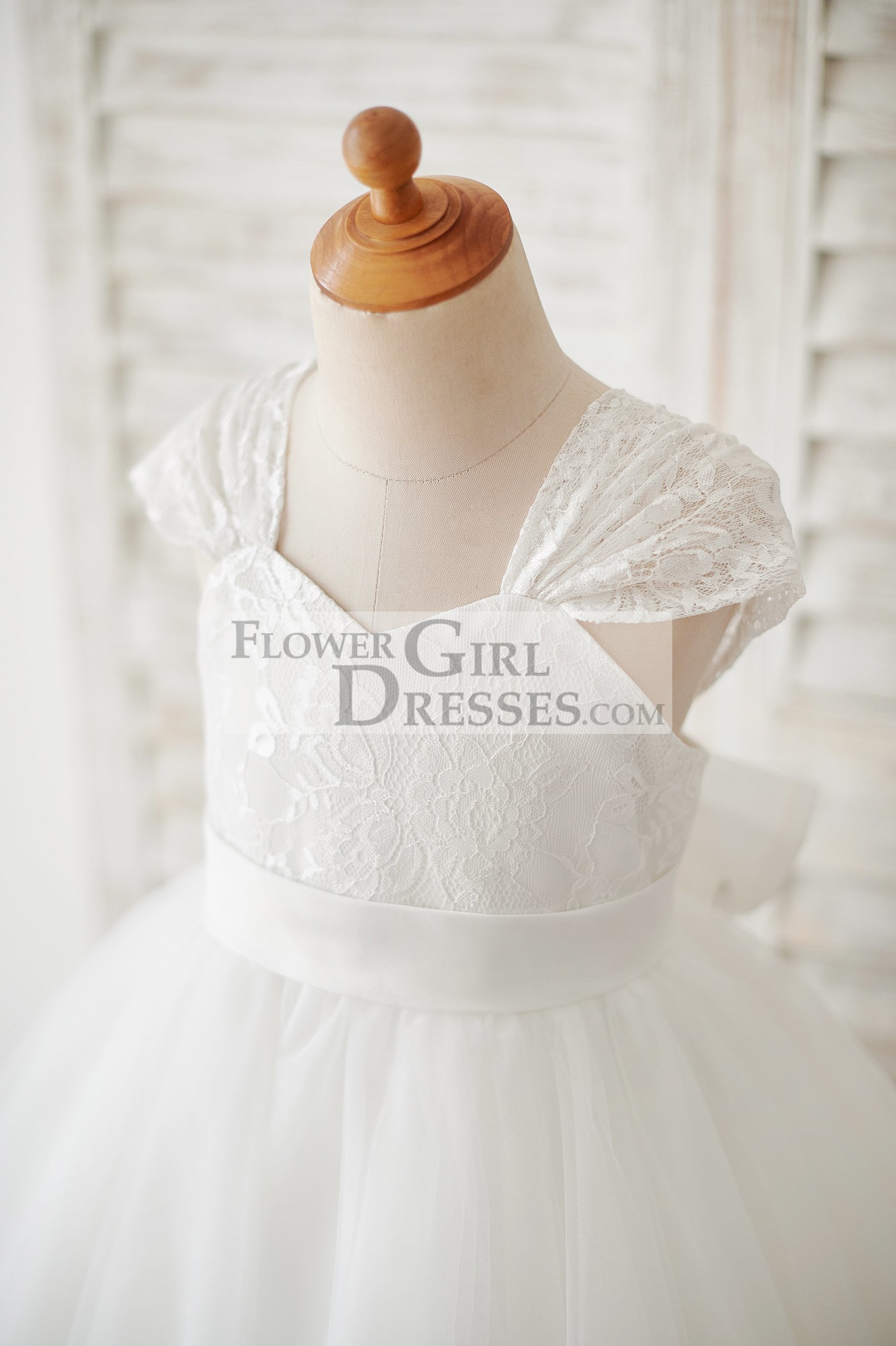 Cap Sleeves Ivory Lace Tulle Wedding Flower Girl Dress with Big Bow